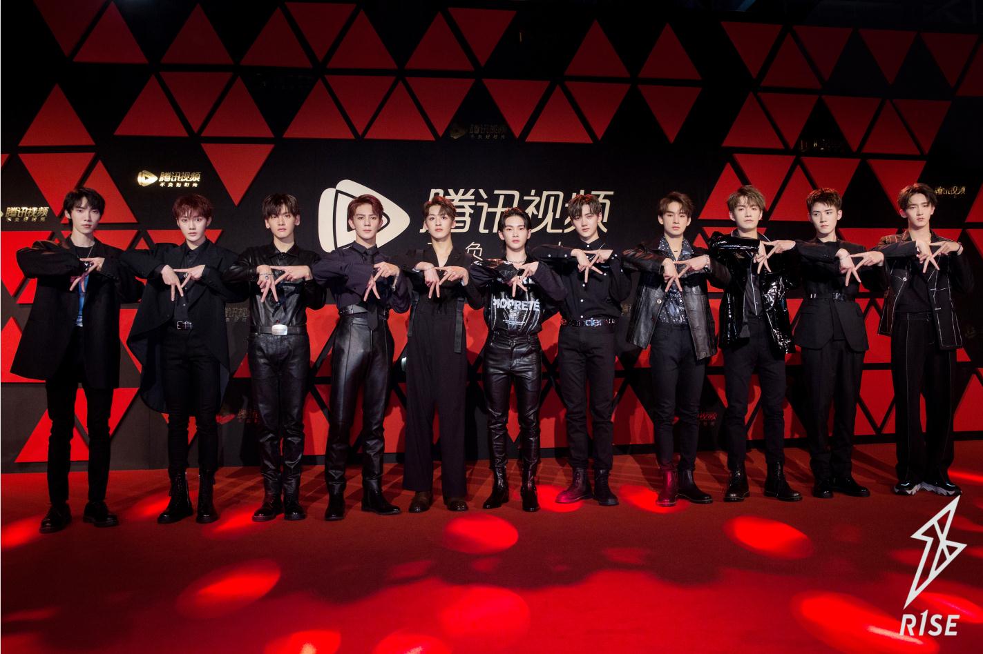 r1se成团首次合体 all black造型帅气亮相红毯