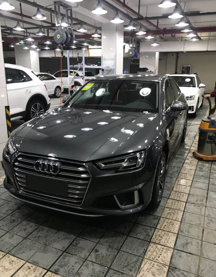 19款奥迪a4l天云灰色实拍,网友大赞:这才是奥迪该有的样子