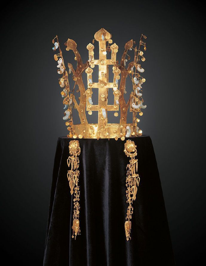 古代尼泊尔匈牙利圣冠(12世纪)孝明天皇冕冠神圣罗马帝国的王冠(11