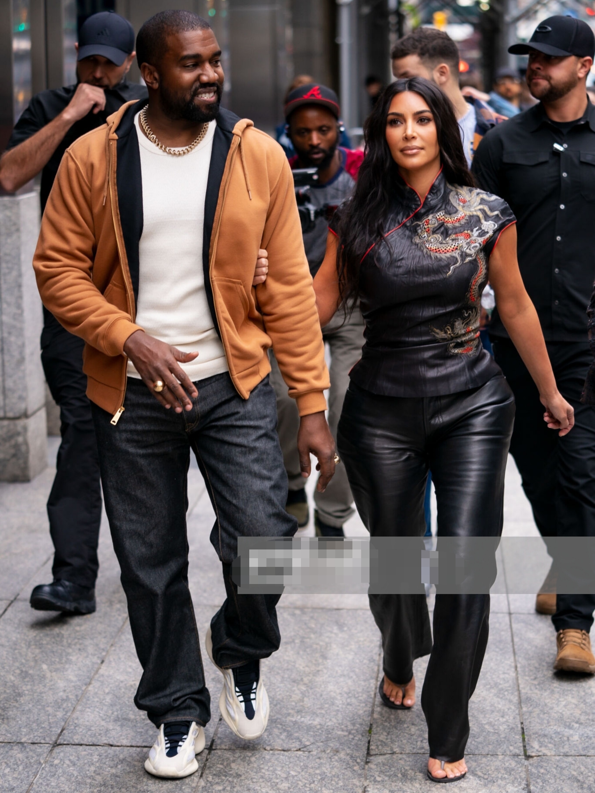 金·卡戴珊和坎耶纽约外出逛街,俩人挽手同行,恩爱极了