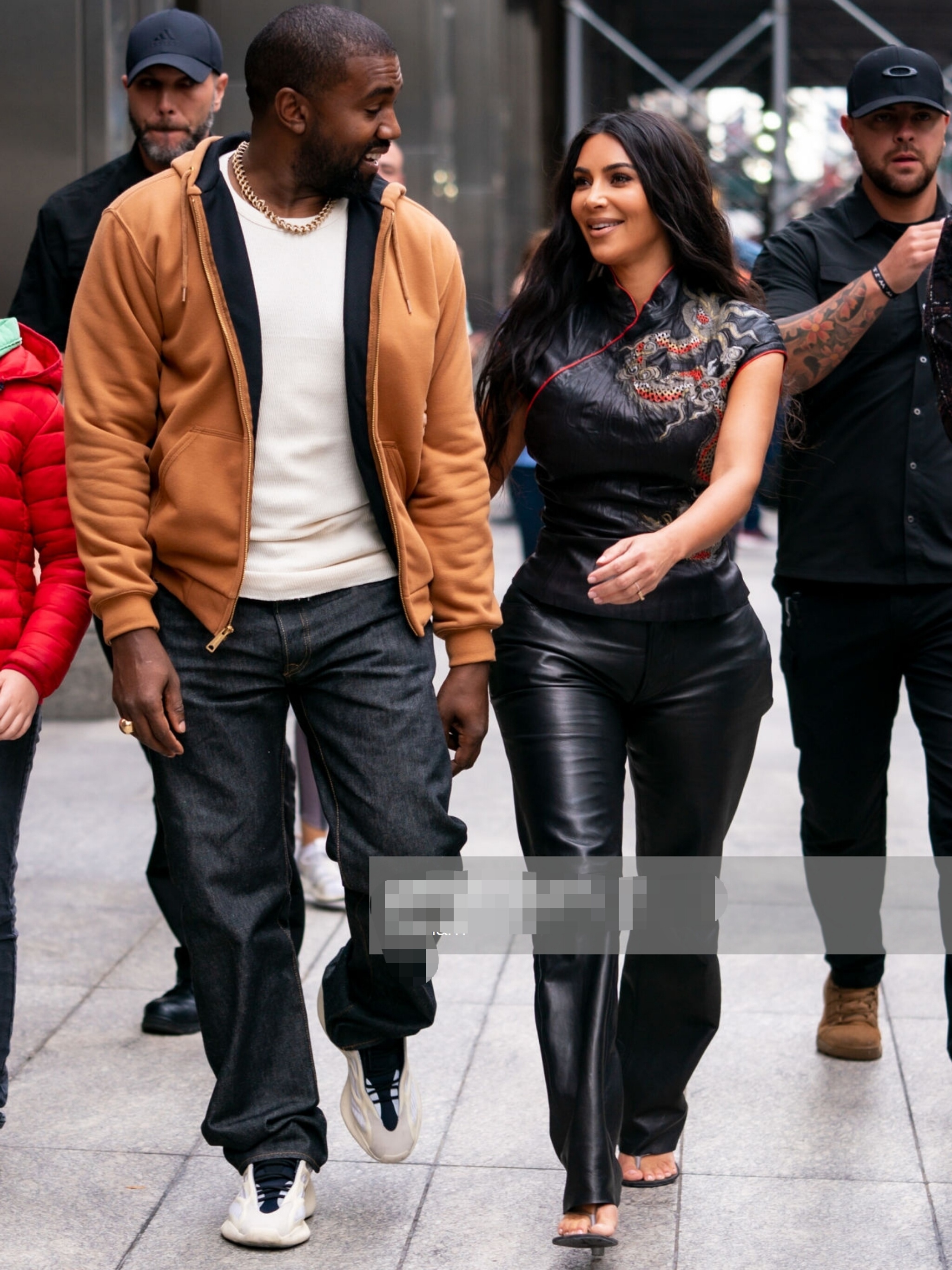 金·卡戴珊和坎耶纽约外出逛街,俩人挽手同行,恩爱极了