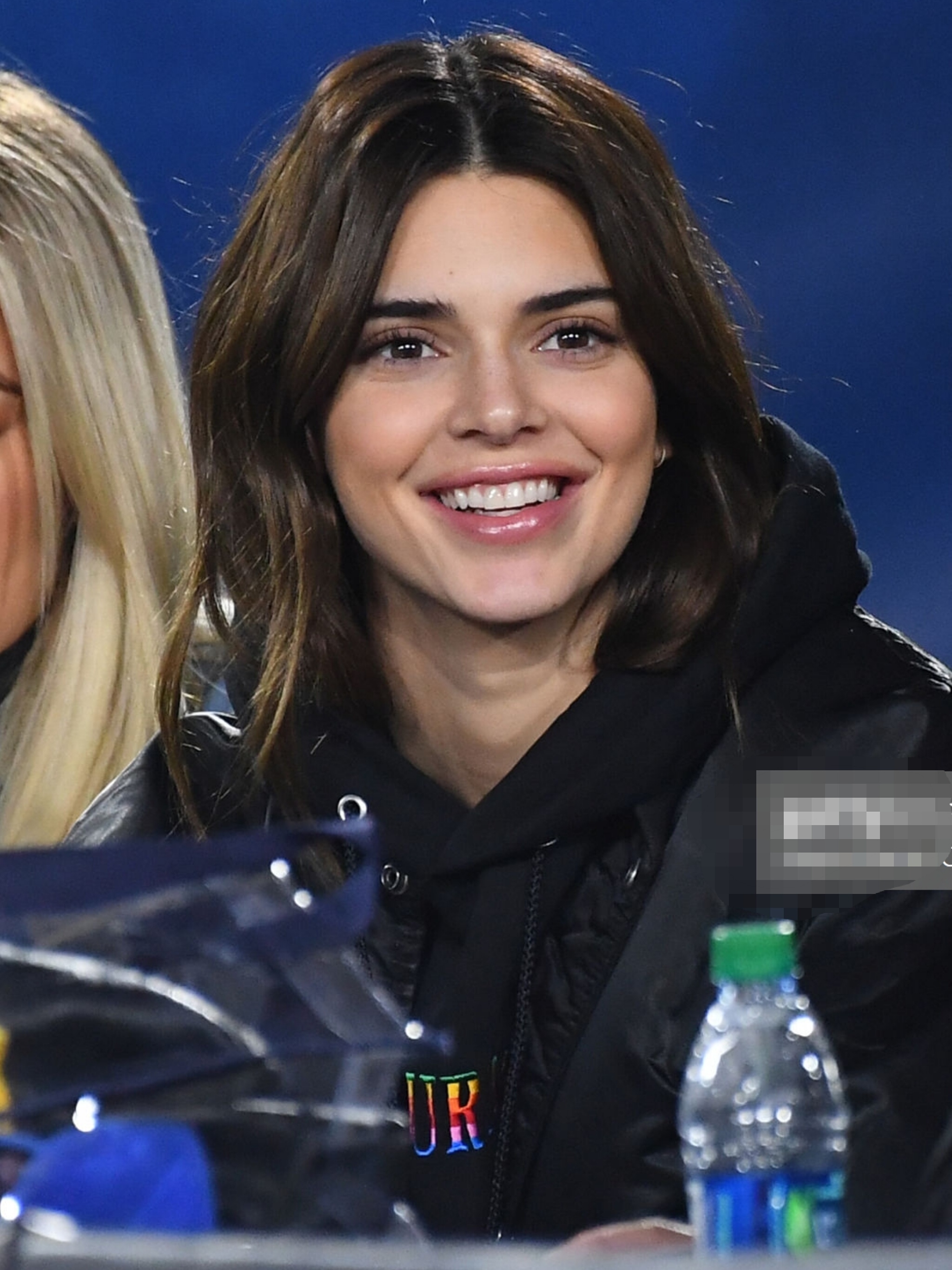 肯达尔·詹娜比赛上表情包不断,脸上挂着灿烂的笑容,可爱极了