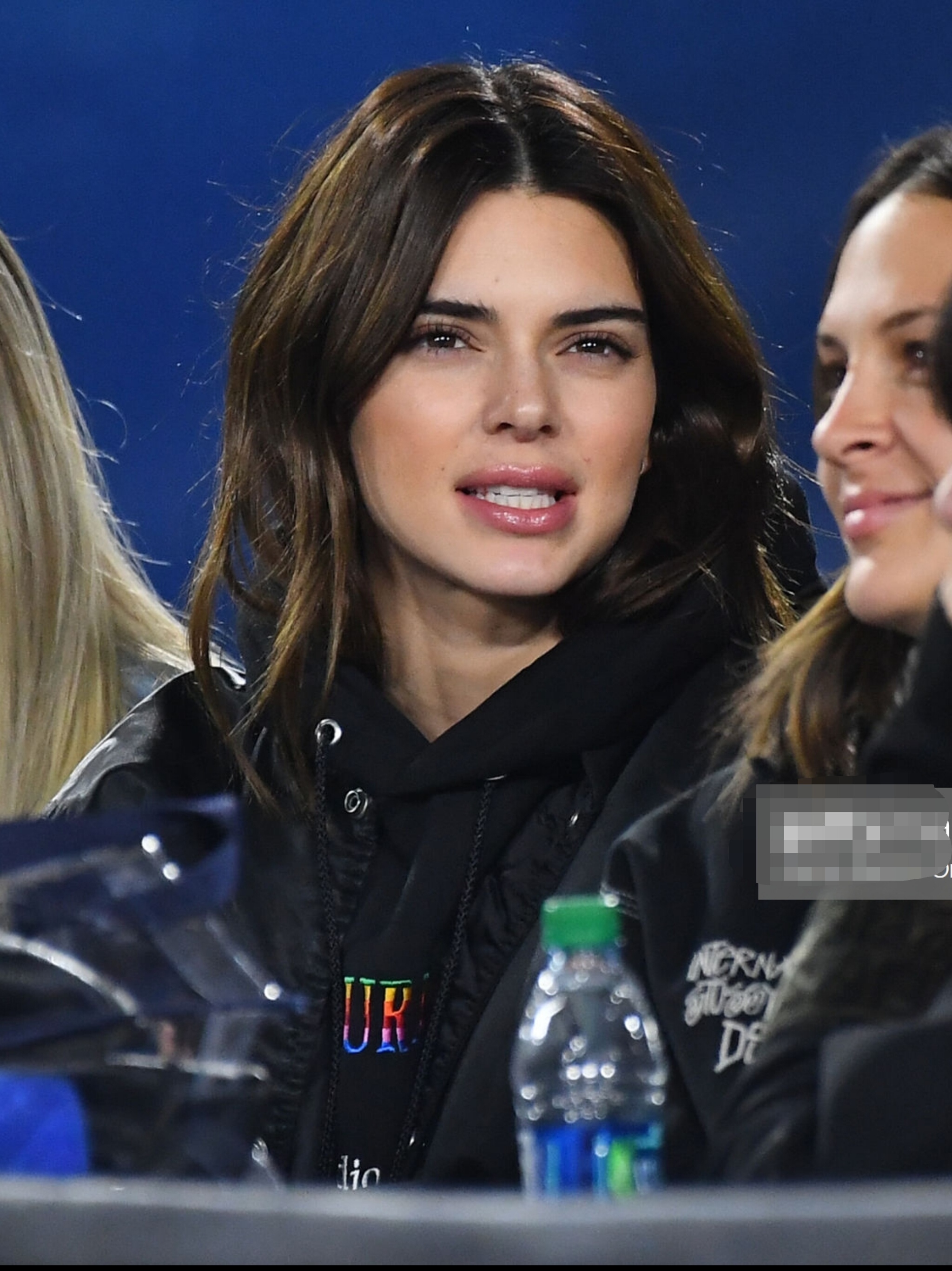 肯达尔·詹娜比赛上表情包不断,脸上挂着灿烂的笑容,可爱极了