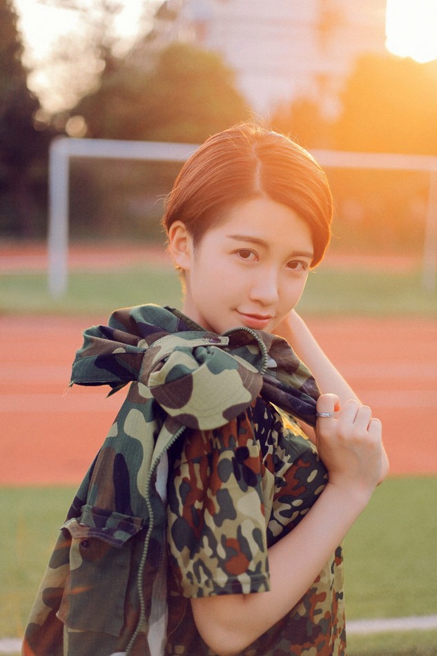 美图分享:清纯漂亮的军训短发美女,校园拍摄迷人照