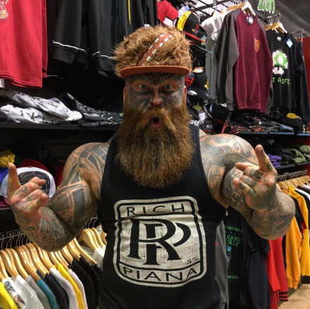 满身纹身一个爱搞怪的肌肉壮汉站在健美冠军旁也毫不逊色