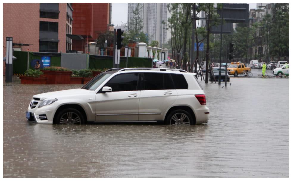 怕变成泡水车,车主纷纷用它防止车泡水,这操作怎么看都不靠谱