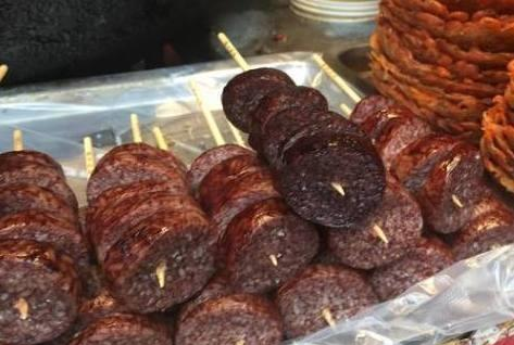 大妈街头卖"血粑",没出摊就有顾客排队,食客来晚了都吃不到