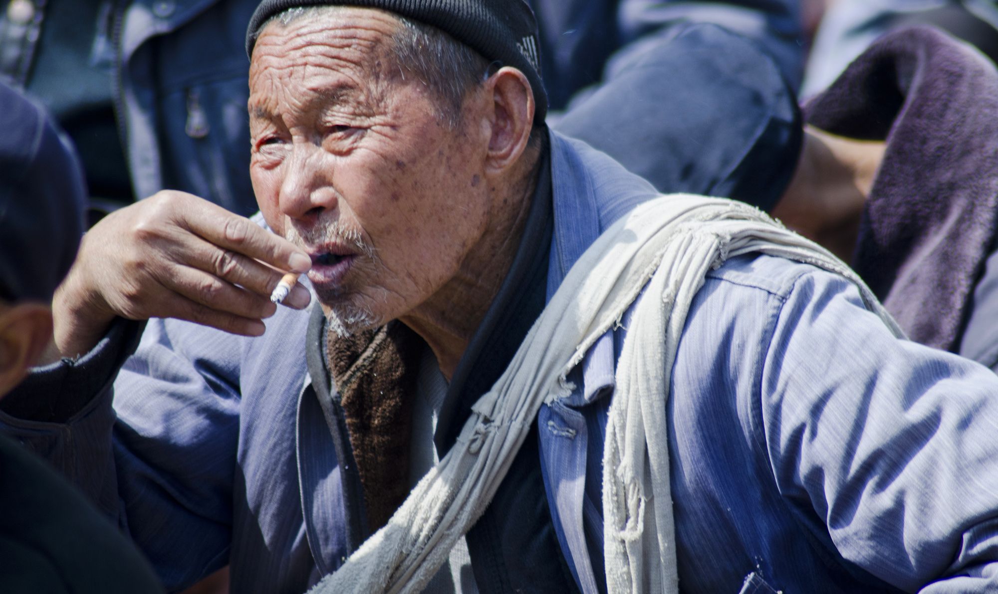 街拍皖北农村大集上唱大戏摄影师拍摄到一群留守农村的老人
