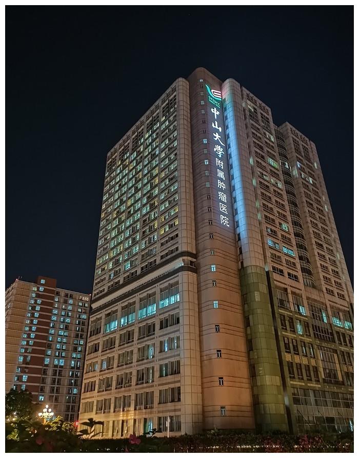 右边:夜间模式类似的例子还有上面这组样张,在开启夜景模式之后,不仅