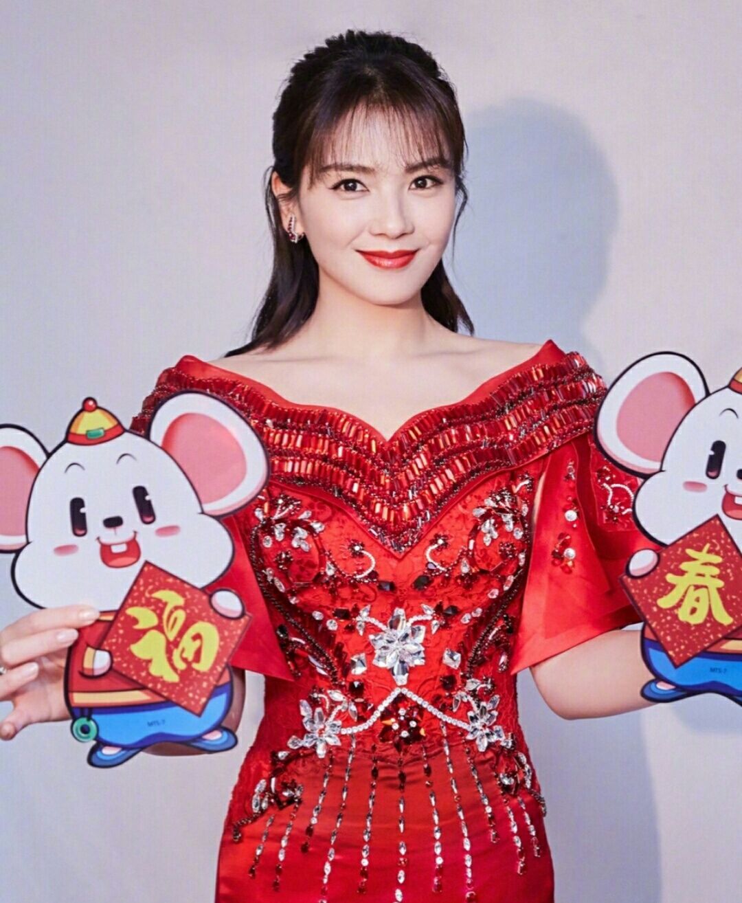 刘涛春晚上穿得红色长裙好精致,尤其是背影更显得身材婀娜多姿