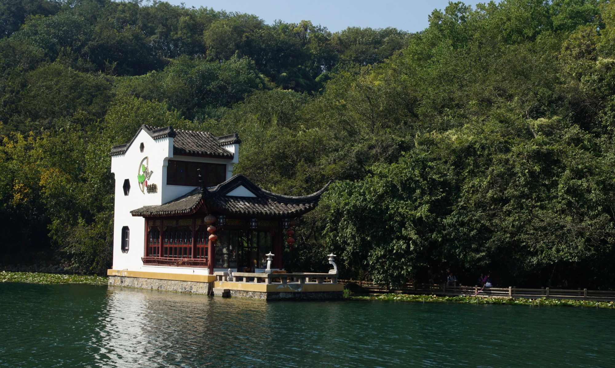 南京老山东部珍珠泉,湖光山色环境清幽,是夏季度假纳凉的好地方_新浪新闻