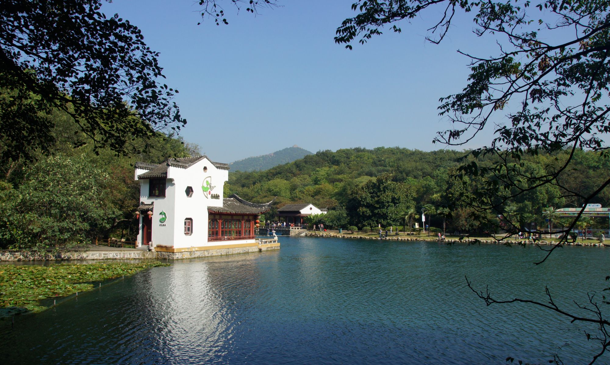 南京老山东部珍珠泉,湖光山色环境清幽,是夏季度假纳凉的好地方