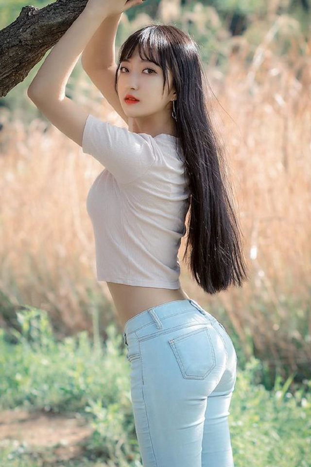 一条红色的牛仔裤穿出来!