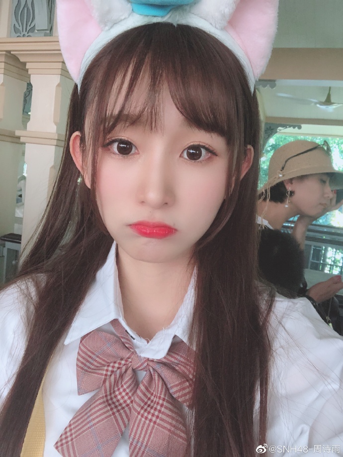 人气偶像团体SNH48周诗雨可爱自拍写真美照欣赏