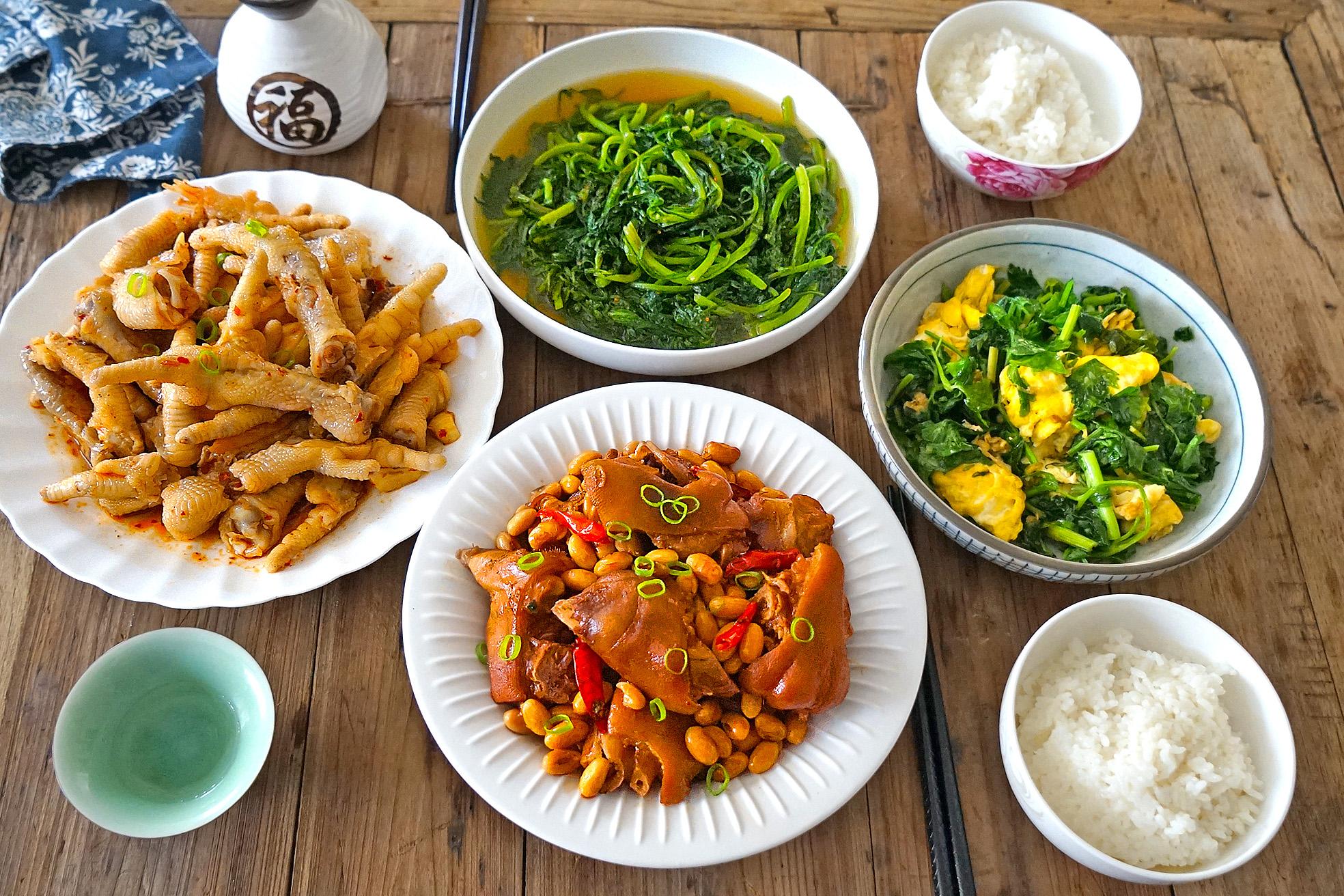 今天难能可贵丈夫下厨,做了两荤两素,看了这四道菜,人纷纷吐槽