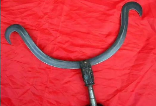 第三个,月牙镗,兴于清朝,随后冷兵器渐渐凋落,这个兵器也就被人遗忘了