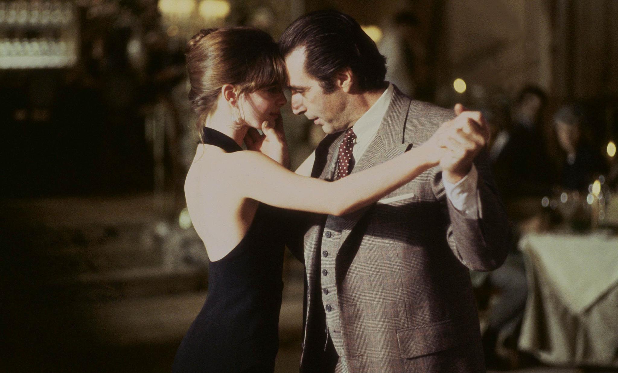 《闻香识女人》是一部奥斯卡最佳影片获奖作品,这部电影通过一个退伍