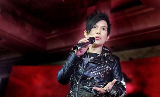 潘美辰摇滚演出 笑眼迷人帅气十足