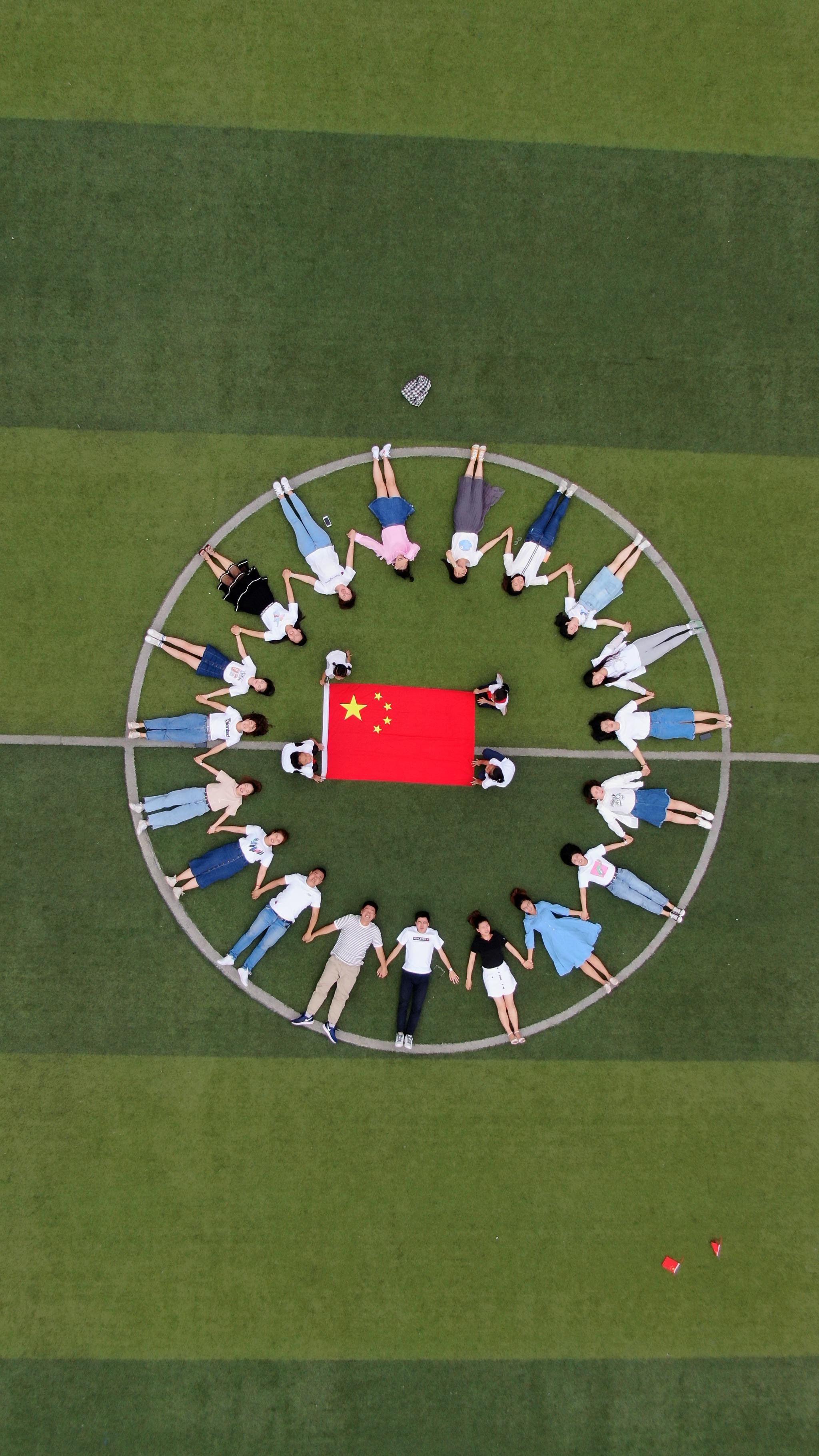 毕业季济南小学生玩转航拍创意毕业照