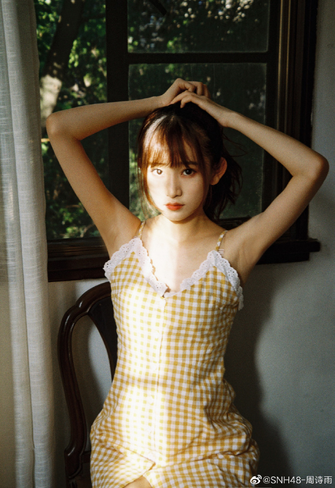 人气偶像团体SNH48周诗雨可爱自拍写真美照欣赏