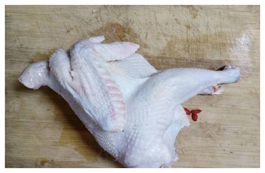 爸爸说鸡头鸡屁股鸡爪太脏了,全部给剁了丢了,把红枣枸杞洗干净塞进