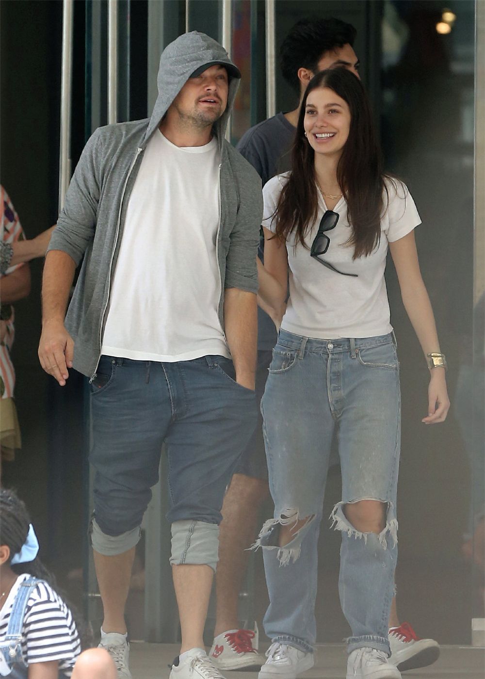 小李子带女友走街头白t破洞裤太潮流大23岁男友连帽衫更年轻