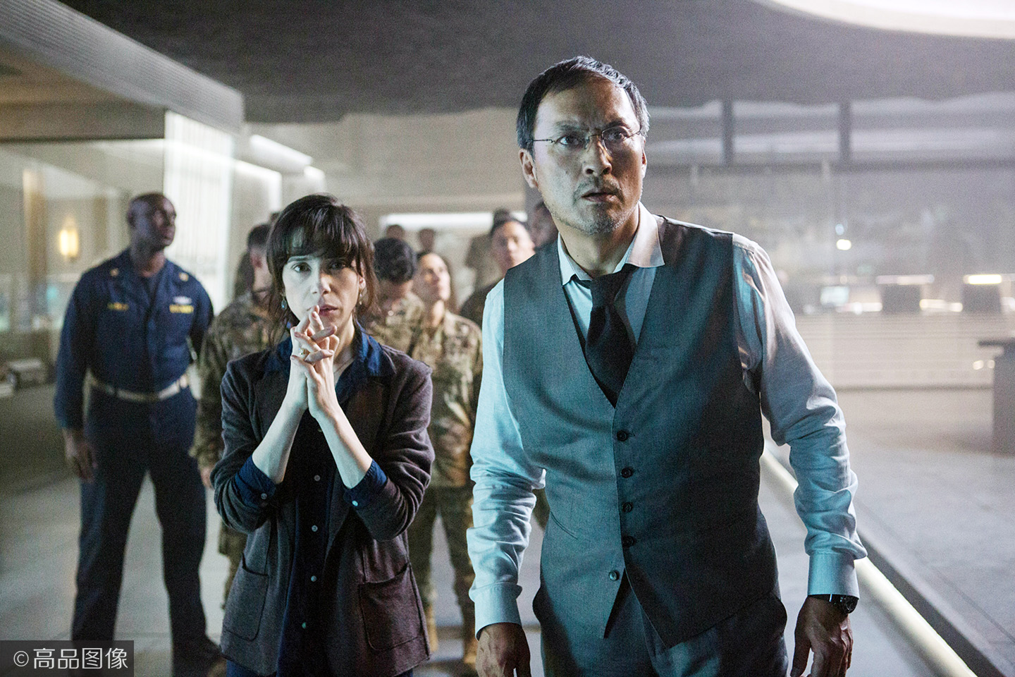 维拉·法梅加饰演艾玛·罗素,米莉·博比·布朗饰演麦迪森·罗素