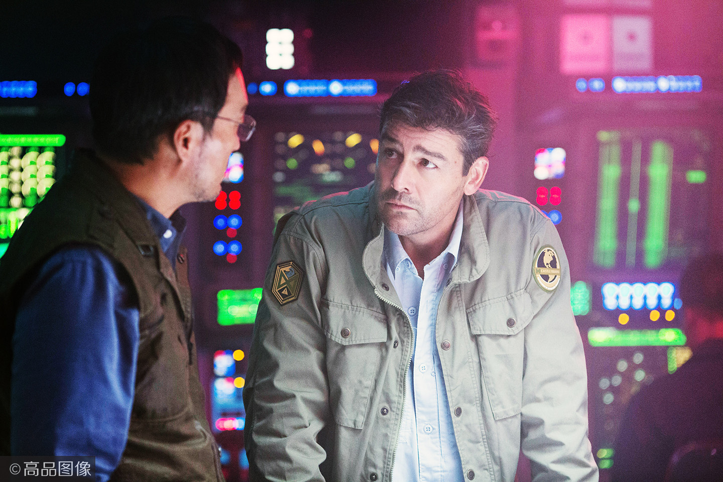 2:怪兽之王》,渡边谦饰演的芹泽教授和凯尔·钱德勒饰演的马克·罗素