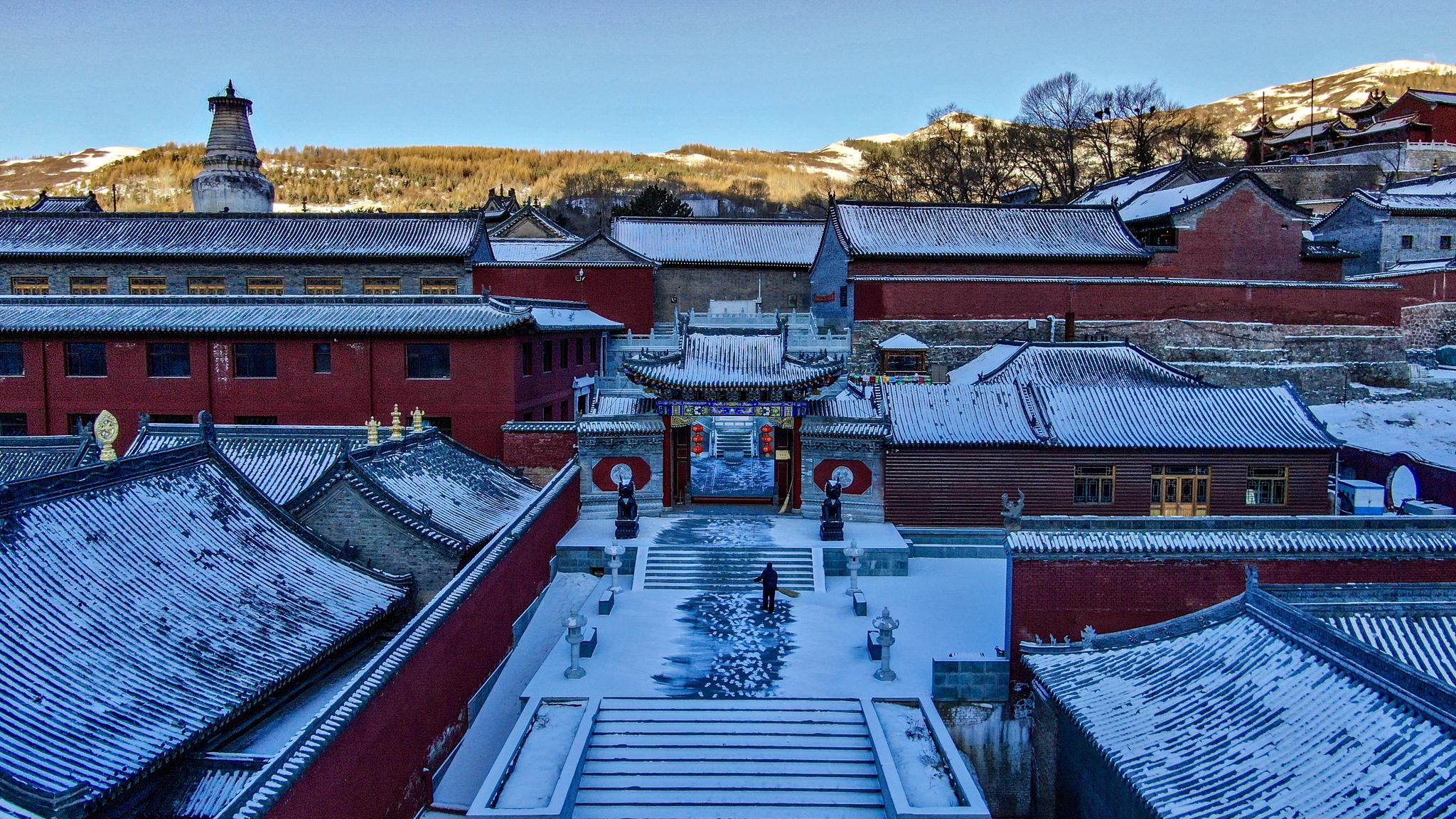忻州五台山三月春雪：白雪镶红墙，碎碎坠琼芳|白雪|春雪|忻州_新浪新闻
