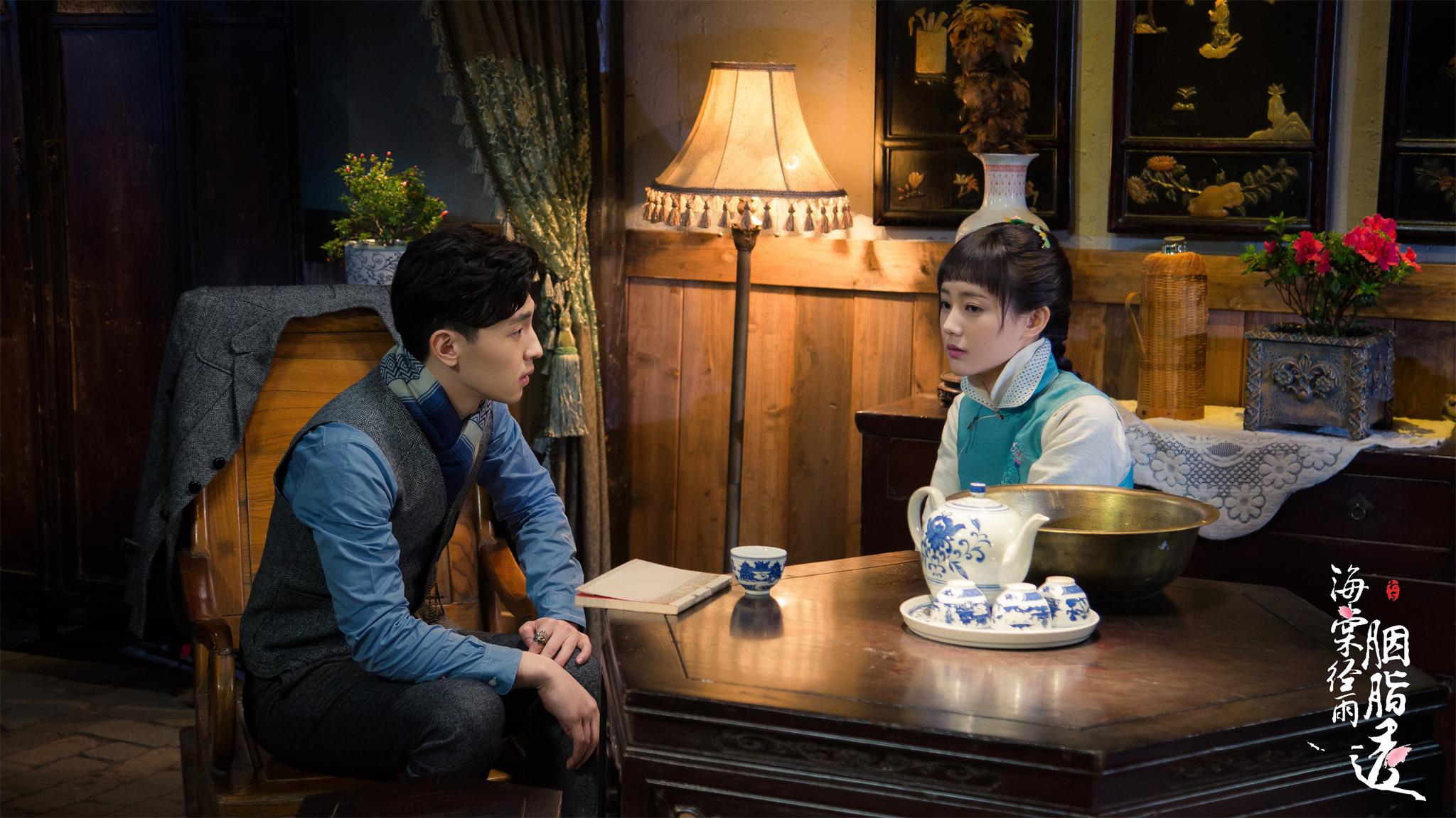 海棠经雨胭脂透热播邓伦李一桐携手重振民族美妆