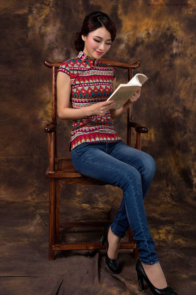 一个人在家的时候也可以用牛仔裤搭配旗袍坐着看书