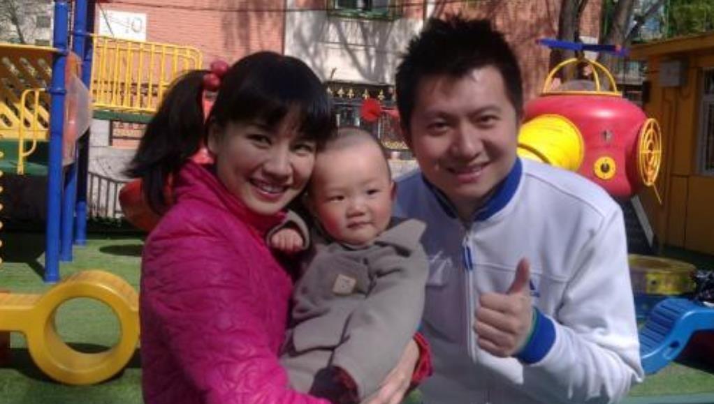央视主持人红果果近照嫁给了绿泡泡今一家三口很幸福