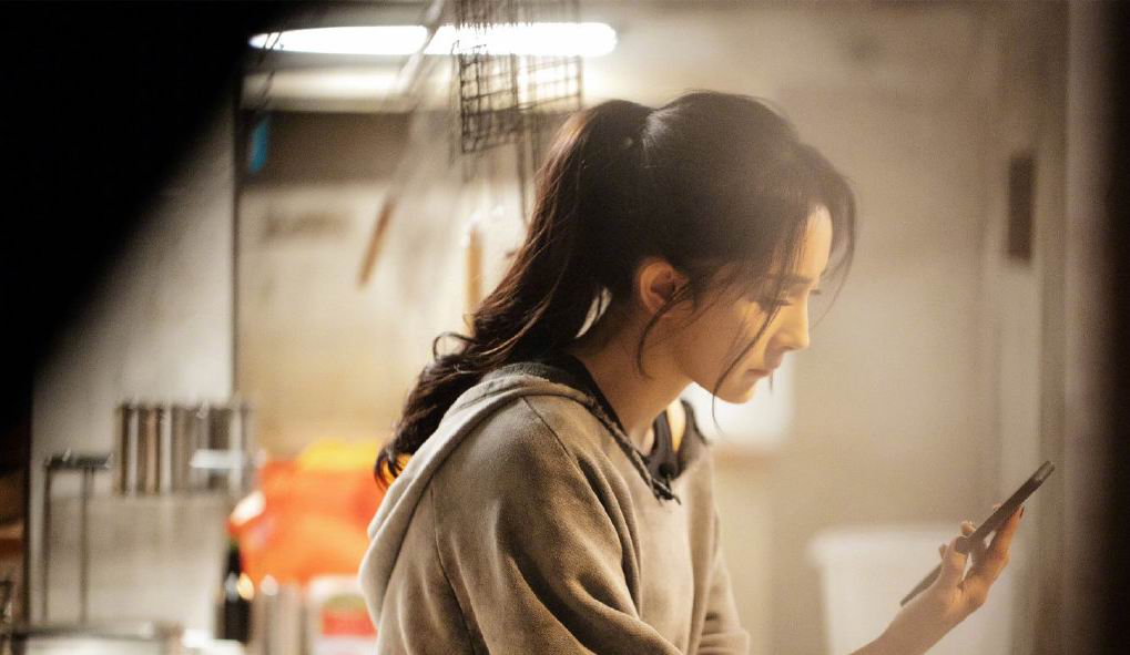 杨幂盘腿坐灶台丝毫不嫌脏,网友:颜值高又接地气