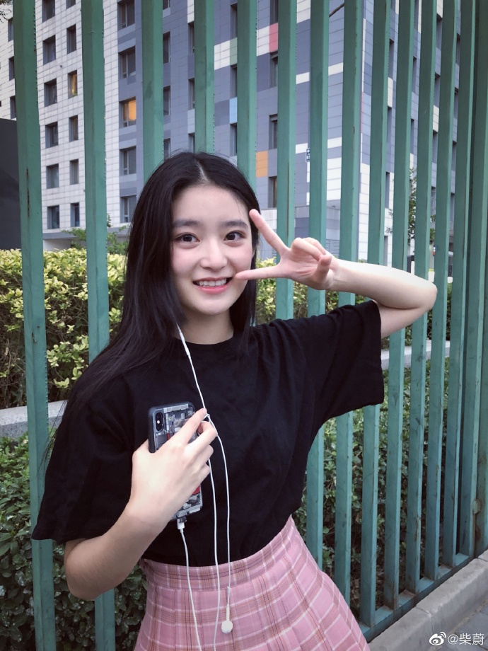 柴蔚晒粉色晚霞 百褶裙抢镜少女力max