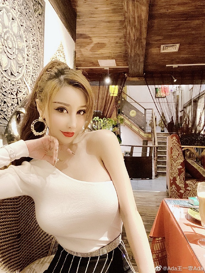 美女网红模特演员王一霏迷人写真美照欣赏