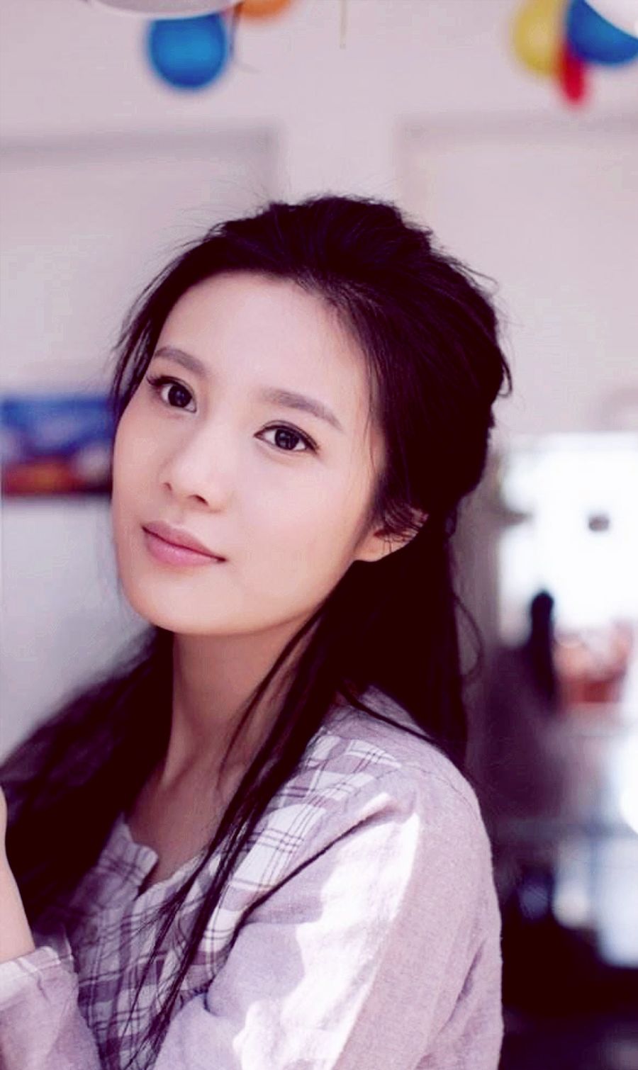 新版纪晓芙邬靖靖写真:清纯少女脸,湖水般的眼神似有着无限魅力