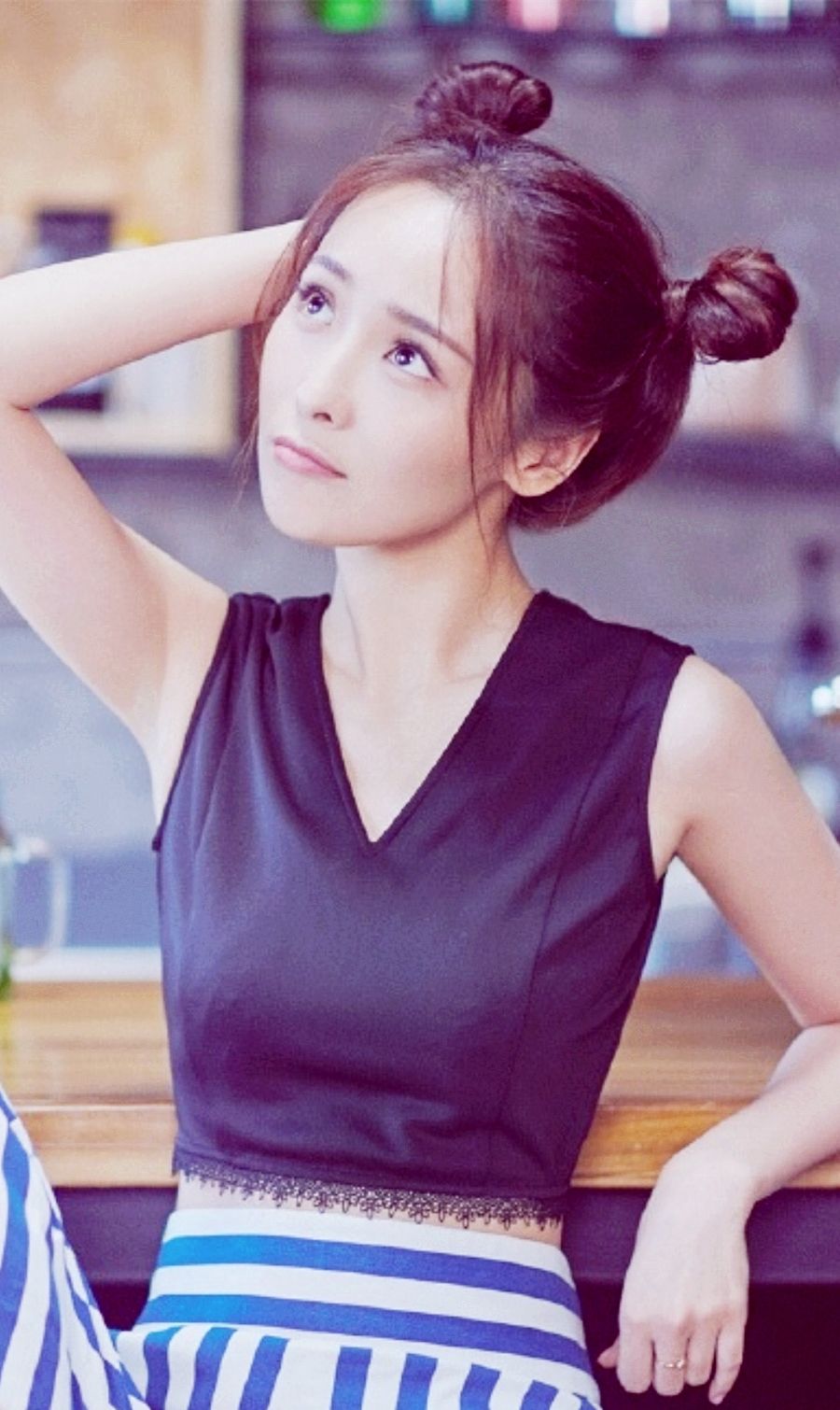 清纯女星李曼唯美写真:一身蓝白条纹西装,她穿出独特的气质美!