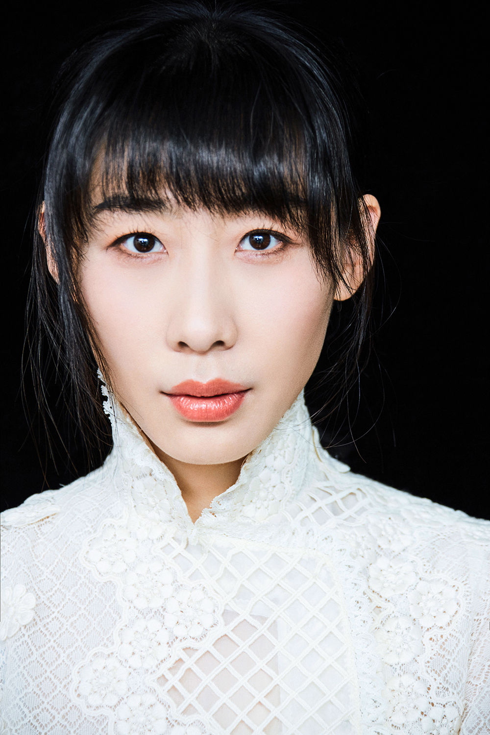 任素汐蕾丝旗袍装典雅大方无名之辈票房冲破7亿