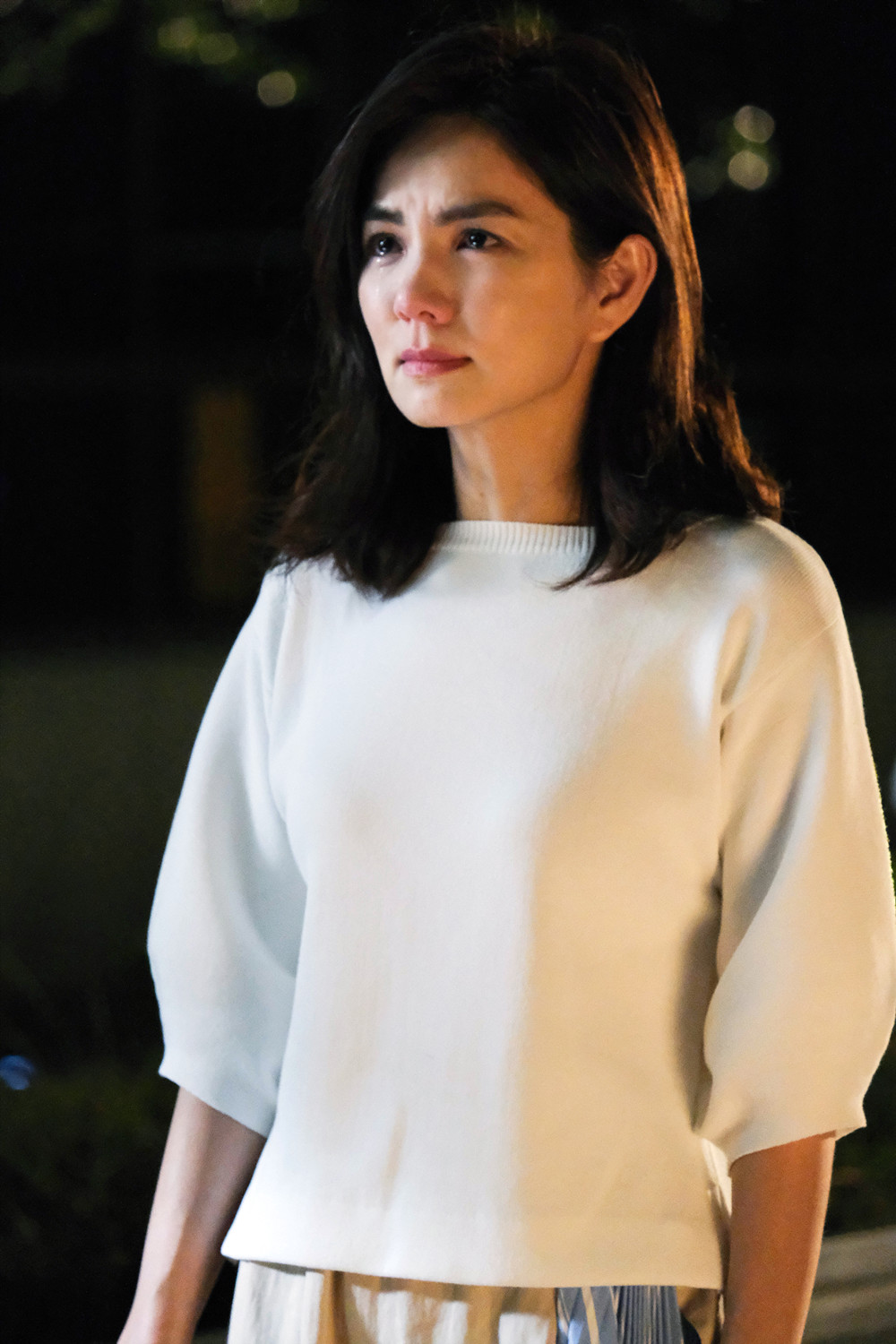 ella陈嘉桦发布全新单曲《都几岁了》 "分裂式"mv展现双重选择