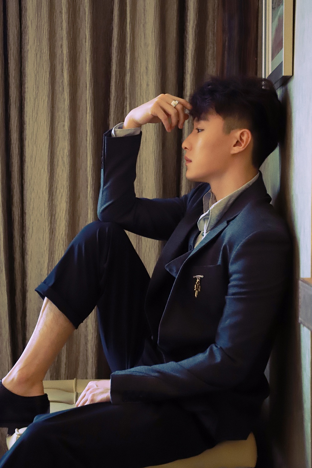 发布会上,代旭身穿深灰色西装,浅色衬衫,搭配黑色皮鞋亮相,微卷的短发