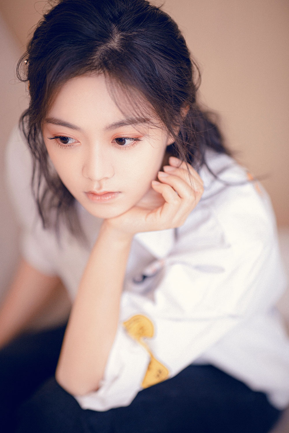 赵今麦治愈系温情写真白衣少女眸澈浅笑暖人心