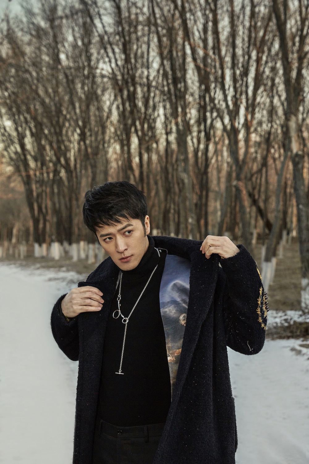 姚奕辰全新冬日写真曝光西式复古风尽显雅绅格调