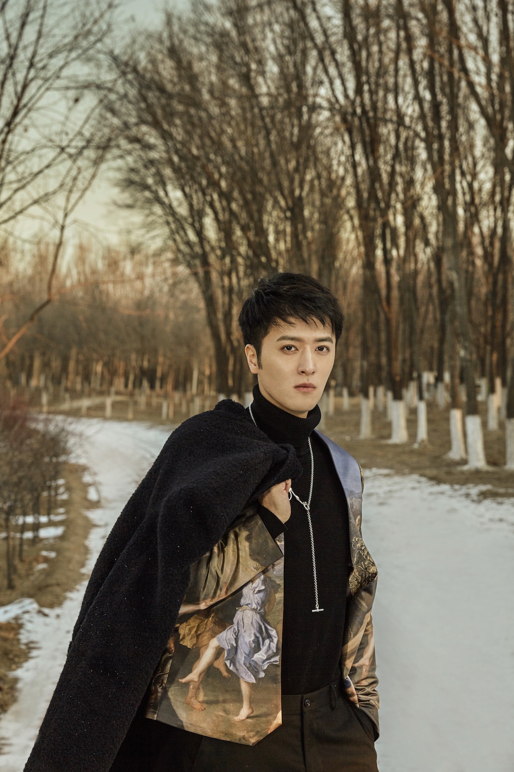 姚奕辰全新冬日写真曝光西式复古风尽显雅绅格调