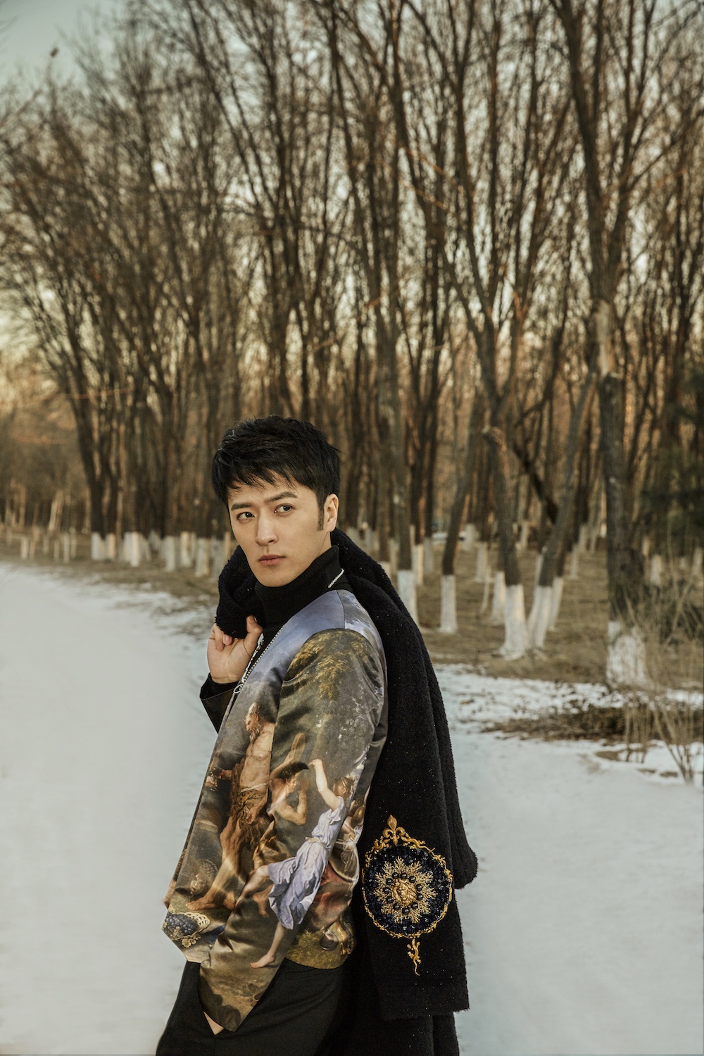 姚奕辰全新冬日写真曝光西式复古风尽显雅绅格调