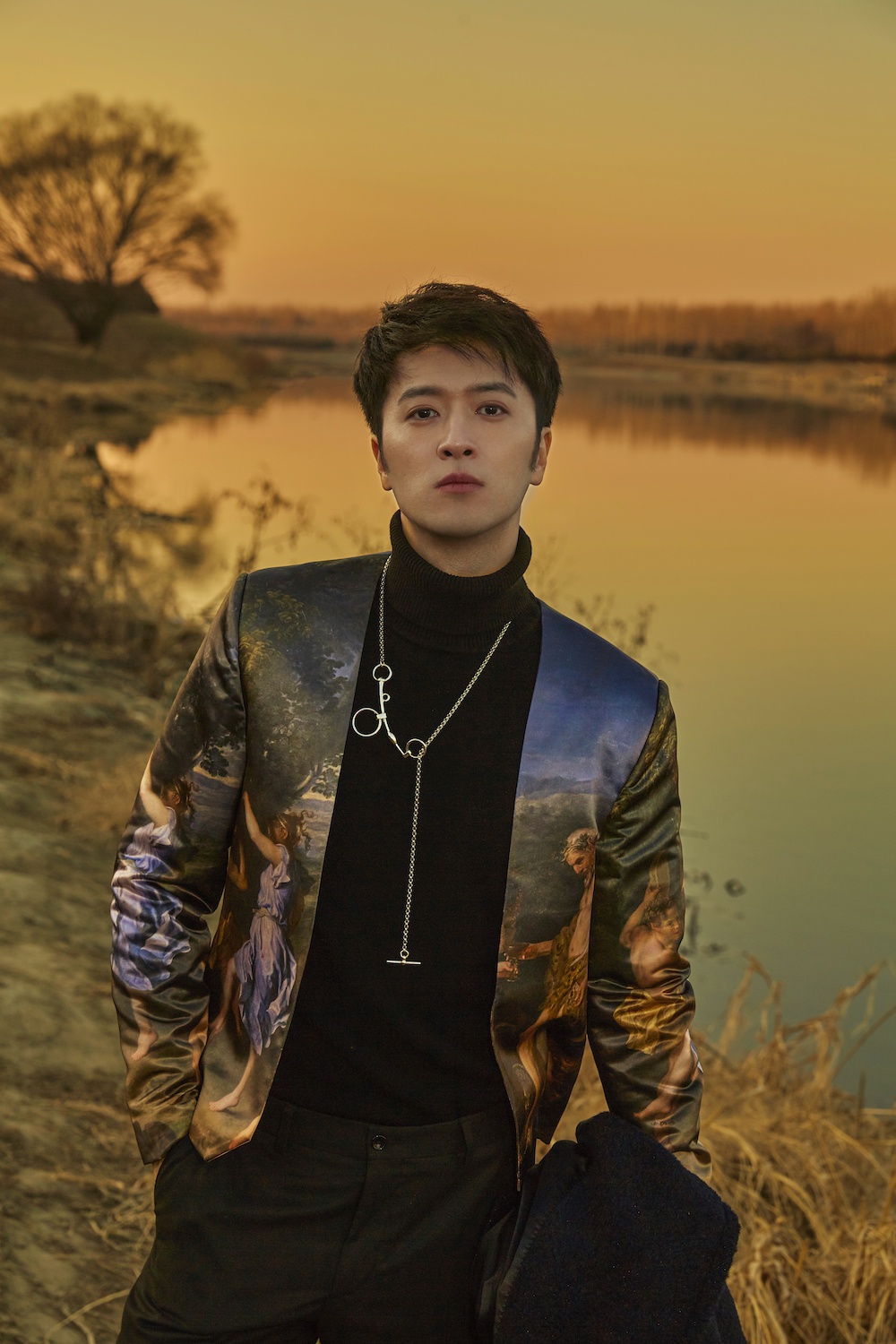 姚奕辰全新冬日写真曝光西式复古风尽显雅绅格调