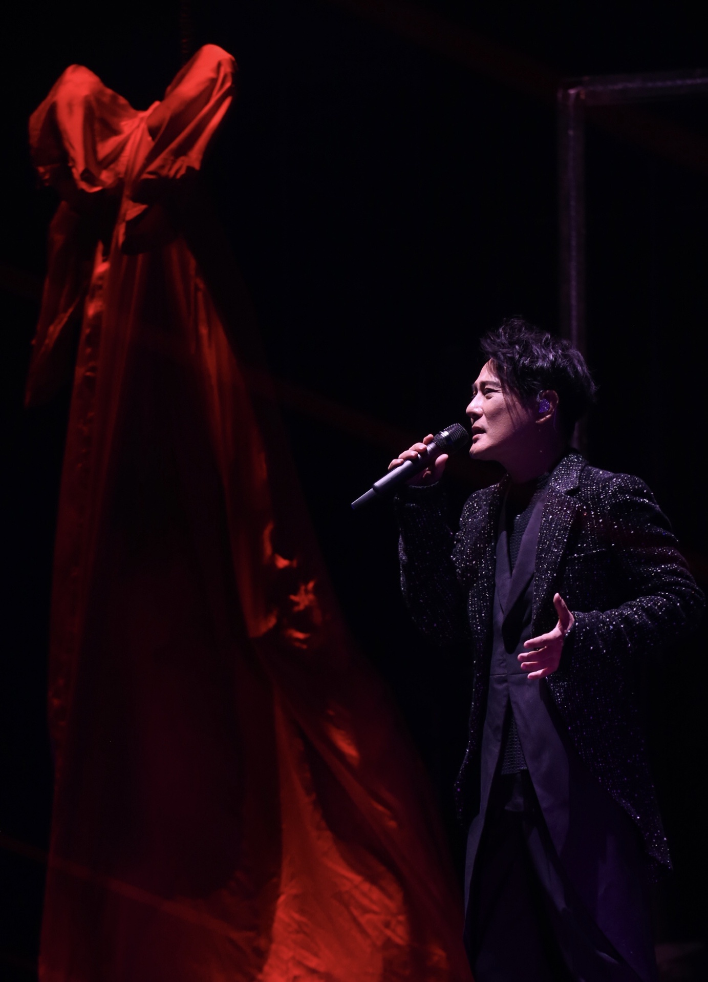 张信哲"未来式"宁波站收官 献唱《雨后》应景回馈歌迷