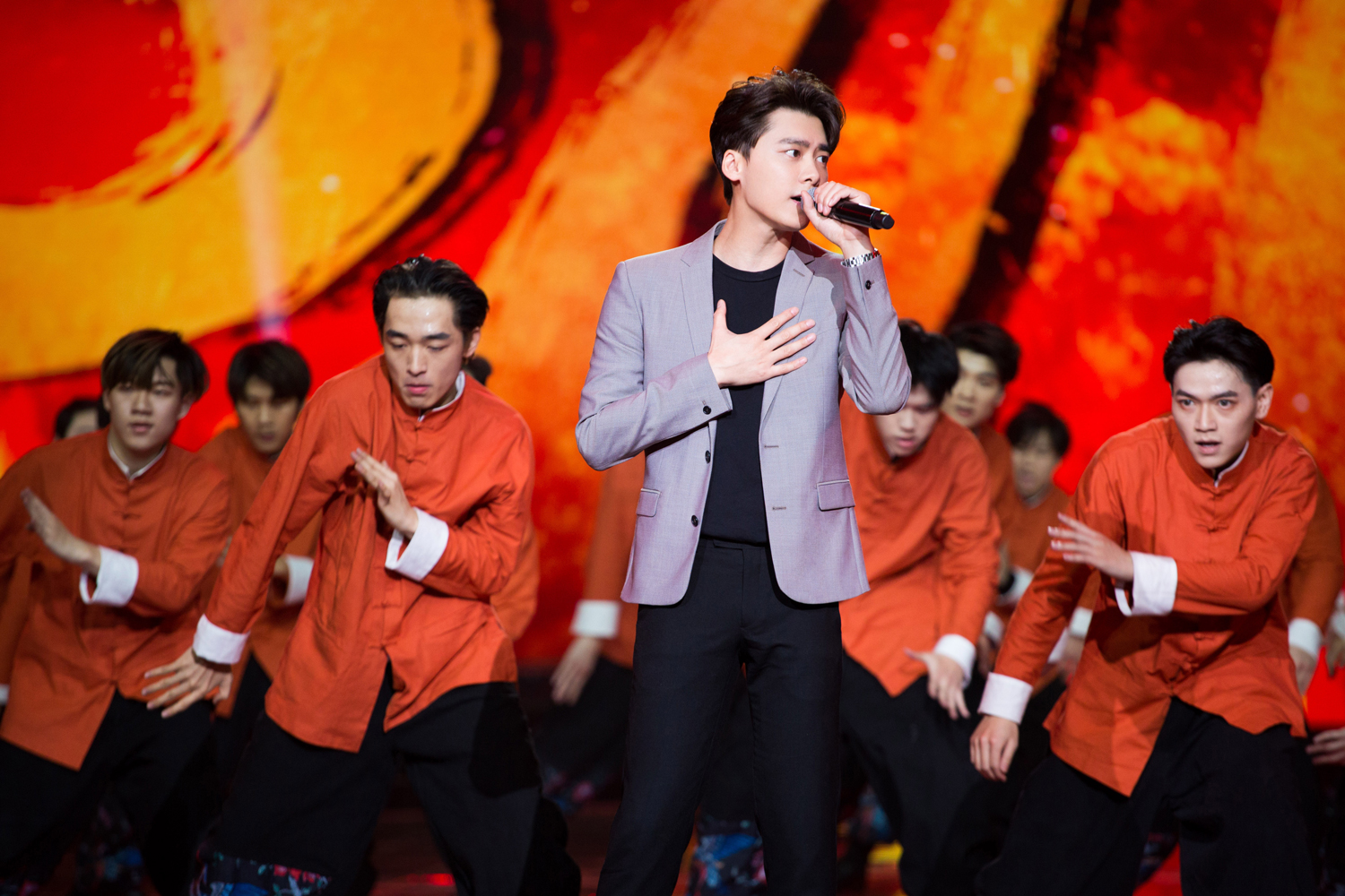 浴袍歌手6.0上线!李易峰央视元旦晚会霸气演绎《男儿当自强》