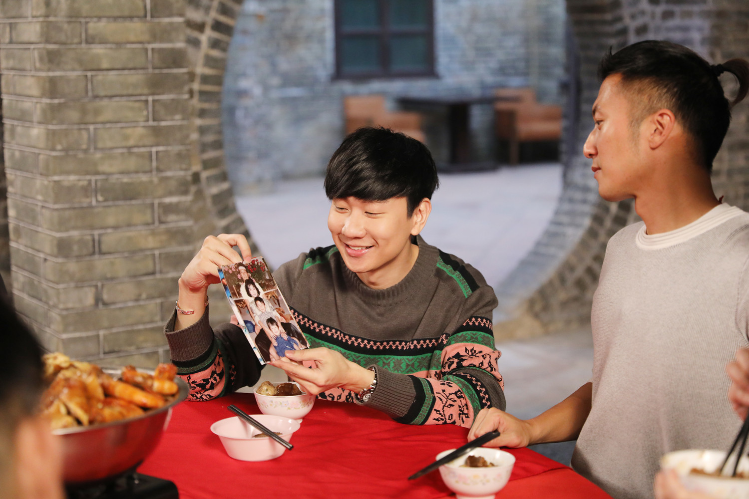 林俊杰阿Sa相聚《锋味》再唱《小酒窝》张国荣生前保安暖哭网友