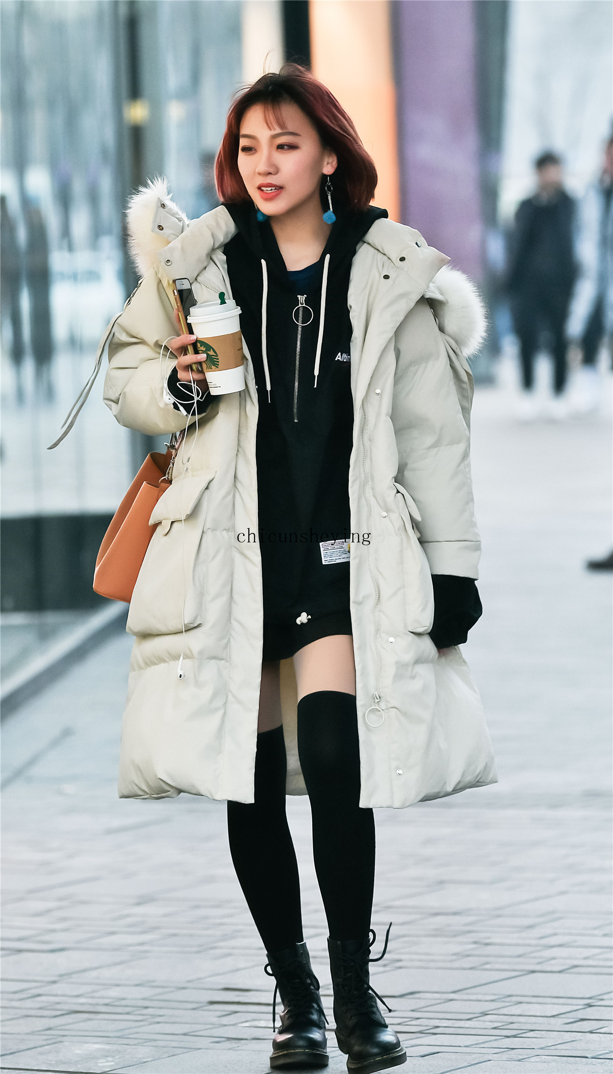 冬季美女穿搭比来比去还是打底袜搭配过膝靴时尚又出彩
