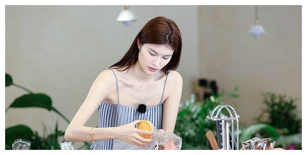 《青春旅社》何穗和网友互撕,秋老师的话亮了,李静洗不白了